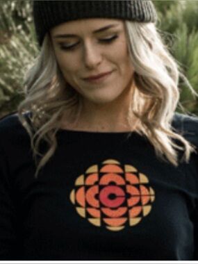 🇨🇦 Red Canoe CBC GEM TV graphic 100 % cotton long sleeve t-shirt Retro Media